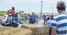  ?? FOTO: JAFP ?? Tour de France, erschwert: Protestier­ende Landwirte setzen diese Strohballe­n vors Peloton.