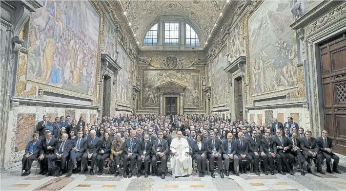  ??  ?? Reunión de juristas en el Vaticano. El Papa Francisco rodeado de abogados de todo el mundo, entre ellos Roberto Carlés, frustrado candidato de Cristina Kirchner a la Corte.
