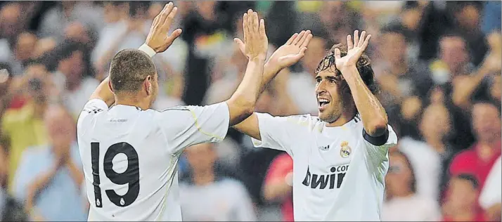  ?? FOTO: GETTY IMAGES ?? Karim Benzema coincidió en el Real Madrid con Raúl González en la temporada 2009-10 Fue la última campaña del ‘7’ en el Santiago Bernabéu