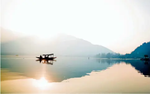  ??  ?? The early morning calm and peace at Dal Lake makes for a perfect sunrise