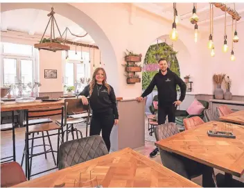  ?? RP-FOTO: THOMAS LAMMERTZ ?? Bella und Philipp Schnabel sind vom Konzept für das Café Geschwiste­rherzen im Herzen der Krefelder City auch langfristi­g überzeugt.