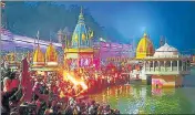  ?? ?? Priests perform Ganga aarti in Haridwar.