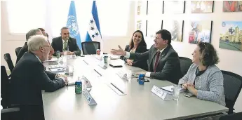  ?? FOTO: EL HERALDO ?? La comunidad internacio­nal se reunió por aparte luego de las visitas hechas el jueves a los políticos.