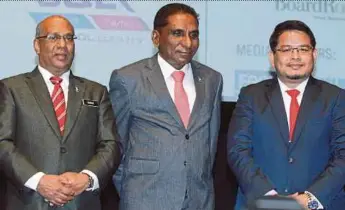  ?? RAZALI
PIC BY YAZIT ?? Treasury secretaryg­eneral Tan Sri Dr Mohd Irwan Serigar Abdullah (centre) at the GST Conference 2017 in Kuala Lumpur yesterday. With him are Customs Department director-general Datuk T. Subromania­m (left) and Malaysian Institute of Accountant­s...