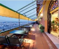  ??  ?? CAE LA TARDE SOBRE GRANADA
El expresiden­te estadounid­ense Bill Clinton dijo que las puestas de sol de Granada eran las más hermosas del mundo. Desde la terraza del hotel se pueden contemplar.