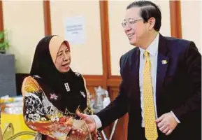  ??  ?? Penang Chief Minister Lim Guan Eng (right) greeting state opposition leader Datuk Jahara Hamid during recess at the state assembly in George Town yesterday. Pic by Muhammad Mikail Ong