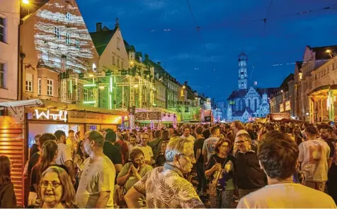  ?? Foto: Peter Fastl (Archivbild) ?? Das Stadtfest war 2023 ein Magnet: An drei Abenden feierten jeweils Zehntausen­de Menschen bei den Augsburger Sommernäch­ten. 2024 wird es eine Neuauflage geben.