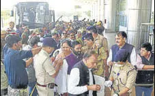  ?? PRABHAKAR SHARMA /HT PHOTO ?? Congress MLAS from Madhya Pradesh leave for Bhopal from Jaipur’s Sanganer Airport on Sunday.