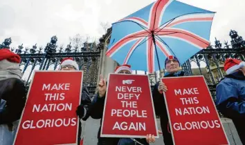  ?? Foto: Wiggleswor­th, dpa ?? Ein schöner Tag für die Brexit-Anhänger, die während der Abstimmung vor dem britischen Parlament Stellung bezogen. „Macht diese Nation wieder großartig“und „Bietet den Bürgern nie wieder die Stirn“stand auf ihren Plakaten.
