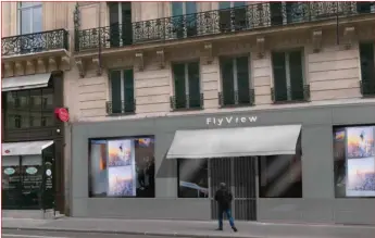  ??  ?? Sobre, en façade du 30 rue du 4 septembre (Paris 9e), le logo FlyView vous accueille pour un survol de Paris.