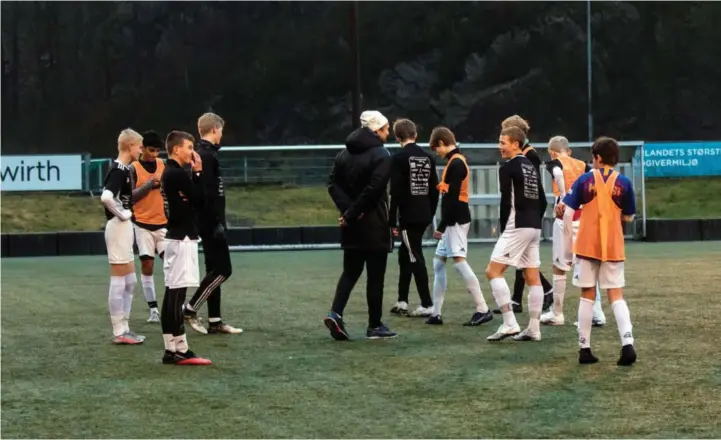  ?? FOTO: NICOLAI GAUSTAD OLSEN ?? Randesund-spillere i aksjon på trening. Her er det G15-laget til klubben som er avbildet på hovedbanen på Sukkevann.