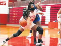  ?? ALLEN CUNNINGHAM/DAILY SOUTHTOWN ?? Homewood Flossmoor’s Alyssa Latham (23) drives into the lane during a game against Lincoln-Way East on Thursday.