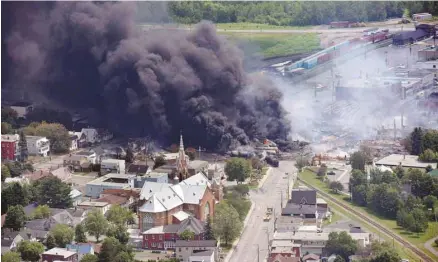  ?? PAUL CHIASSON LA PRESSE CANADIENNE ?? Quarante-sept personnes avaient perdu la vie en juillet 2013 lorsqu’un train de 72 wagons-citernes avait explosé en plein coeur de LacMéganti­c. Depuis, la Ville réclame que la voie ferrée soit déplacée loin du centre-ville.