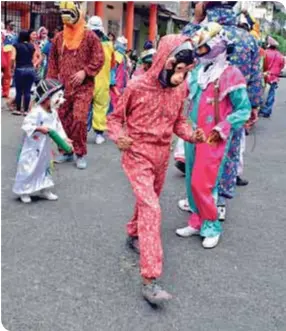  ??  ?? Danz anteS. Los bailarines m ostraron alegría y felicidad du rante su s p resentacio­nes.