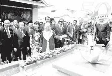  ?? - Bernama photo ?? Wan Azizah (middle) after officiatin­g the Golden Jubilee celebratio­n of Malaysian polytechni­cs at Politeknik Ungku Omar yesterday.