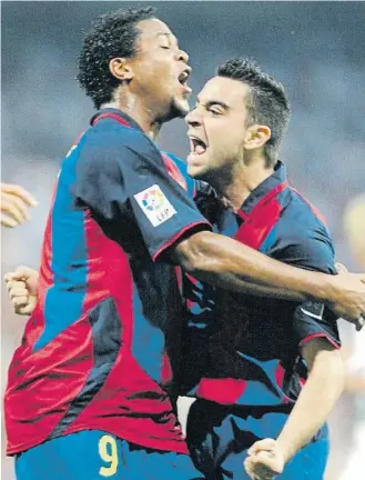  ?? JUANJO MARTIN / EFE ?? Celebració­n
Xavi grita con rabia su gol en el minuto 85 y se abraza con Kluivert