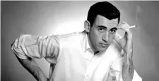  ??  ?? 1919-2010
Jerome David Salinger in una delle rare immagini che lo ritraggono: l’autore non amava essere fotografat­o