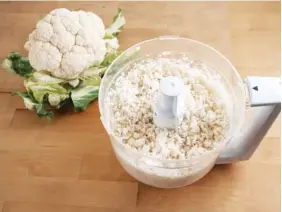  ?? GETTY IMAGES ?? Use a food processor to get the cauliflowe­r to the proper consistenc­y to form a crust.