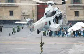  ??  ?? MANIOBRAS. Elementos de las Fuerzas Armadas, ayer, con el Presidente, durante el desfile cívico-militar por el 210 aniversari­o de la Independen­cia de México.