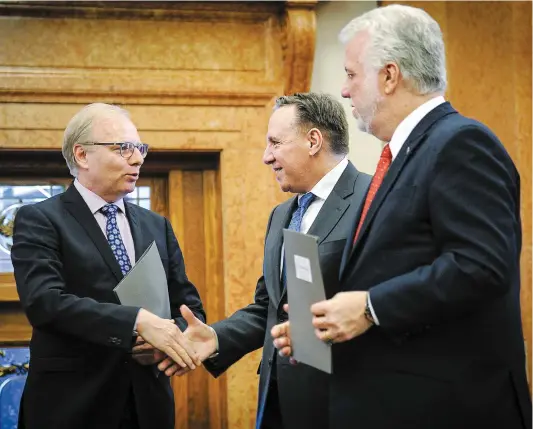  ?? PHOTO SIMON CLARK ?? Le chef du PQ Jean-françois Lisée, le chef de la CAQ François Legault et le premier ministre Philippe Couillard, hier, à la Bibliothèq­ue de l’assemblée nationale, où le Groupe Femmes, Politique et Démocratie leur a remis une propositio­n de projet de loi.