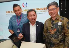  ?? — Photo by Chimon Upon ?? Dr Sim (centre), Chin (left) and Dr Lee pose for the symbolic launch of the ‘200 Leaps, A Million Smiles’ event to celebrate KPJ Kuching’s success in utilising Rosa.