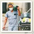  ?? AFP ?? A doctor carries oxygen tank in Tegucigalp­a.