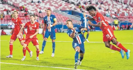  ?? FOTO: PETER SCHATZ/IMAGO IMAGES ?? Der Moment der Vorentsche­idung für die „Campeoes da Europa“: Kingsley Coman (re.) erfüllt dem FC Bayern den Traum vom Triple.