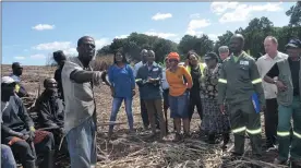  ??  ?? ISSUES: Workers engage with Labour Minister Mildred Oliphant, inspectors and immigratio­n officers during a blitz on farms in KZN.