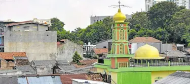  ?? ?? SOUNDING OFF A mosque tower with multiple speakers in a Jakarta neighborho­od