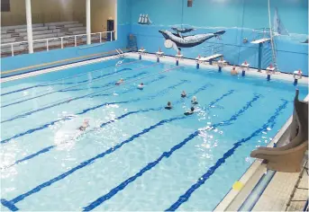  ??  ?? La piscine du Centre civique Memorial de Campbellto­n. Pour y accéder, les nageurs devront d’abord acheter une carte loisir. - Archives