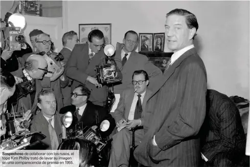  ??  ?? de colaborar con los rusos, el topo Kim Philby trató de lavar su imagen en una comparecen­cia de prensa en 1955.