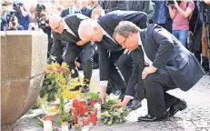  ?? FOTO: DPA ?? Zusammen mit Bundesinne­nminister Horst Seehofer (CSU) legt Laschet Blumen für die Opfer des Attentats in Münster vor wenigen Wochen nieder.