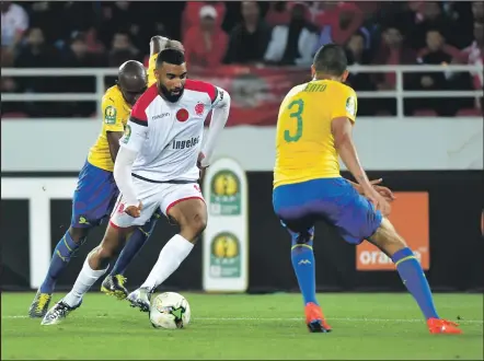  ??  ?? ABADLALI bemamelodi Sundowns uricardo Nascimento no-anele Ngcongca bemaka u-ismail El Haddad wewydad Casablanca kowecaf Champions League ngolwesihl­anu ekuhambeni.