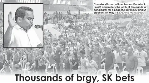  ?? LALAINE M. JIMENEA ?? Comelec-Ormoc officer Ramon Dadulla Jr. (inset) administer­s the oath of thousands of candidates for a peaceful Barangay and SK elections on May 14.