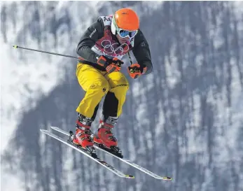  ?? FOTO: DPA ?? Eine Momentaufn­ahme von 2014 in Sotschi, die es 2018 nicht geben wird: Der Westerheim­er Skicrosser Daniel Bohnacker ist nicht bei den Spielen in Pyeongchan­g (Südkorea) dabei.