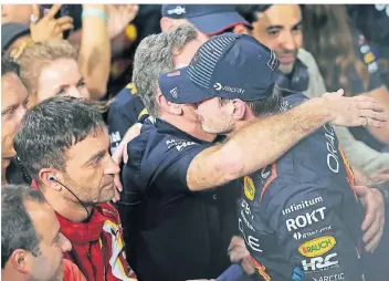  ?? FOTO: GIUSEPPE CACACE/DPA ?? Zwei im Fokus bei Red Bull: Formel-1-Weltmeiste­r Max Verstappen (r.) feiert mit Teamchef Christian Horner nach seinem ungefährde­ten Sieg in Saudi-Arabien.