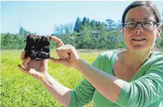  ?? FOTOS: DPA ?? Biologin Ursula Bernritter erklärt genau, wie die Eggstätt-Hemhofer Seenplatte entstanden ist.