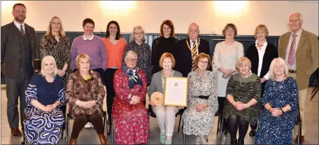  ?? ?? RECOGNITIO­N: Susan Walker (centre) holding the certificat­e with Tweed Togs volunteers and cllr John Greenwell