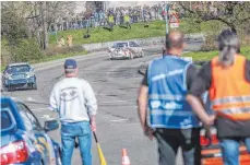  ?? FOTO: PETER SCHLIPF ?? Vor vielen Zuschauern an der Strecke bedeutet die Ostalbrall­ye für die Streckenpo­sten und Starter viel Konzentrat­ion.