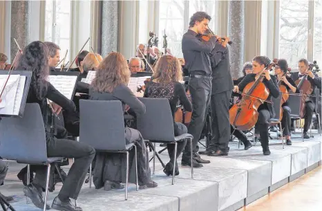  ?? FOTO: HELMUT VOITH ?? Ein bezaubernd­es Frühlingsk­onzert des Sinfonieor­chesters Friedrichs­hafen unter MD Joachim Trost im Kloster Weißenau, als Solist begeistert Oskar Kaiser.