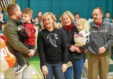  ?? PETE BANNAN – DIGITAL FIRST MEDIA FILE PHOTO ?? In this photo from last year, the family of Atlanta Falcons quarterbac­k Matt Ryan attends a rally at SS. Philip & James School in Exton a few days before the Super Bowl.. Last year Matt Ryan was the “local boy makes good.” This year, his familiy...
