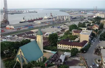  ?? EDIÇÕES NOVEMBRO ?? Douala é o principal porto da Comunidade Económica e Monetária da África Ocidental