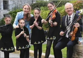  ?? Photo by Domnick Walsh ?? Kate Kennelly, Arts Officer and Cllr John Lucid Cathaoirle­ach of Listowel Municipal District with young musicians from Listowel.