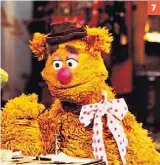  ??  ?? 7 7 FOZZIE É o comediante inseguro de The Muppet Show. Urso de pelo alaranjado, com chapéu castanho e lenço-gravata branco com pintas cor-de-rosa, incapaz de escrever boas piadas ou arrancar gargalhada­s ao público. É o alvo comum da depreciaçã­o dos “velhos”.