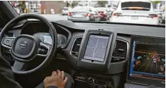  ?? Archivfoto: Eric Risberg/AP, dpa ?? Test mit einem selbstfahr­enden Auto von Uber in San Francisco. Eine ähnliche Situa tion hatte nun in Arizona tödliche Folgen.