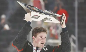  ?? - Archives ?? Alexis Lafrenière soulève la coupe Hlinka-Gretzky, après avoir mené le Canada à la médaille d’or, en 2018 à Edmonton.