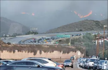  ?? Mel Melcon Los Angeles Times ?? THE 101 FREEWAY backs up in Camarillo as motorists traveling southbound are turned around by police because of the fast-moving Hill fire. After cars were guided off the freeway, it was closed in both directions.