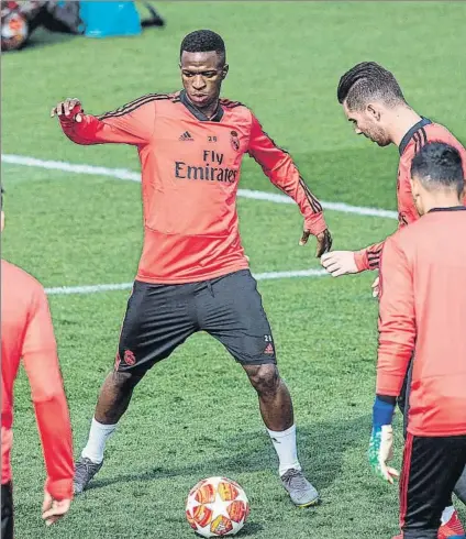  ?? FOTO: EFE ?? Vinicius es la esperanza a la que se aferra el Real Madrid para no pasar apuros esta noche ante el Ajax en el Bernabéu