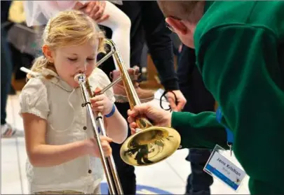  ?? ?? Under Kazoo-festivalen kunne børn også prøve at spille på et instrument. Foto: Anders Hede