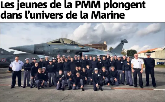  ?? (Photo T. J) ?? L’ensemble des stagiaires de la Préparatio­n militaire marine (PMM) de La Seyne, devant le premier Rafale Marine, sur la base aéronavale de Hyères.